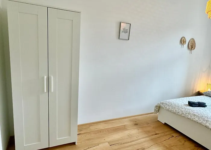 Stylish Renovated With Free Parking