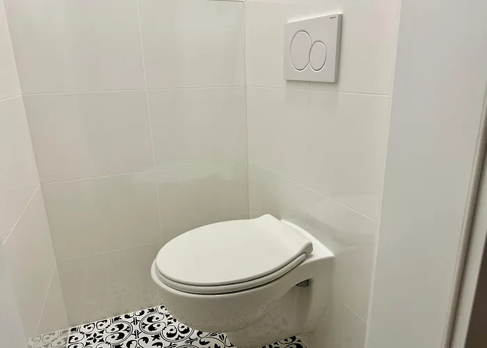 Stylish Renovated With Free Parking *