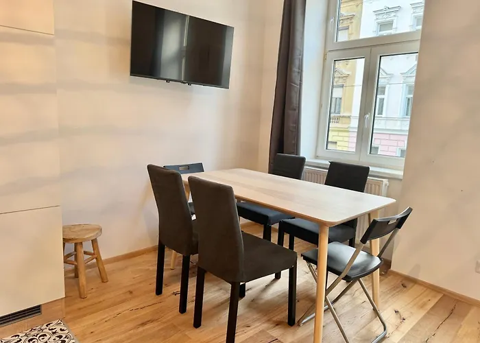 Stylish Renovated With Free Parking *