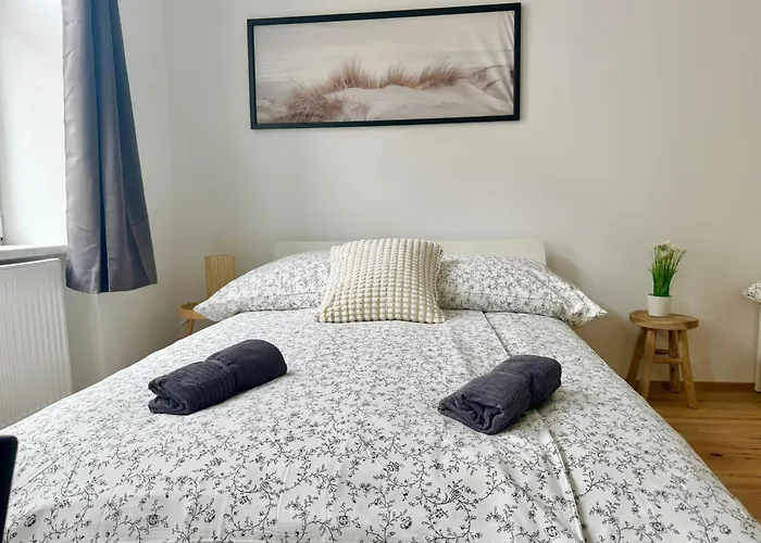Stylish Renovated With Free Parking 公寓 *
