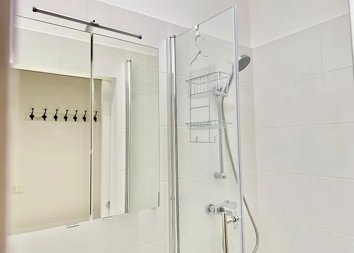 Stylish Renovated With Free Parking *