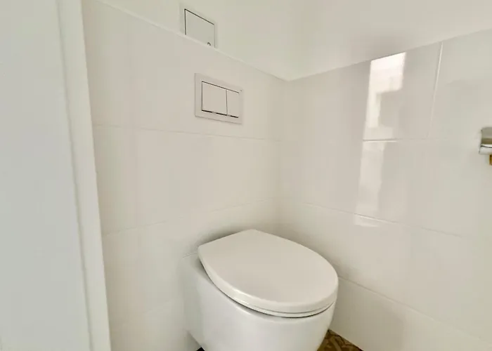 Stylish Renovated With Free Parking